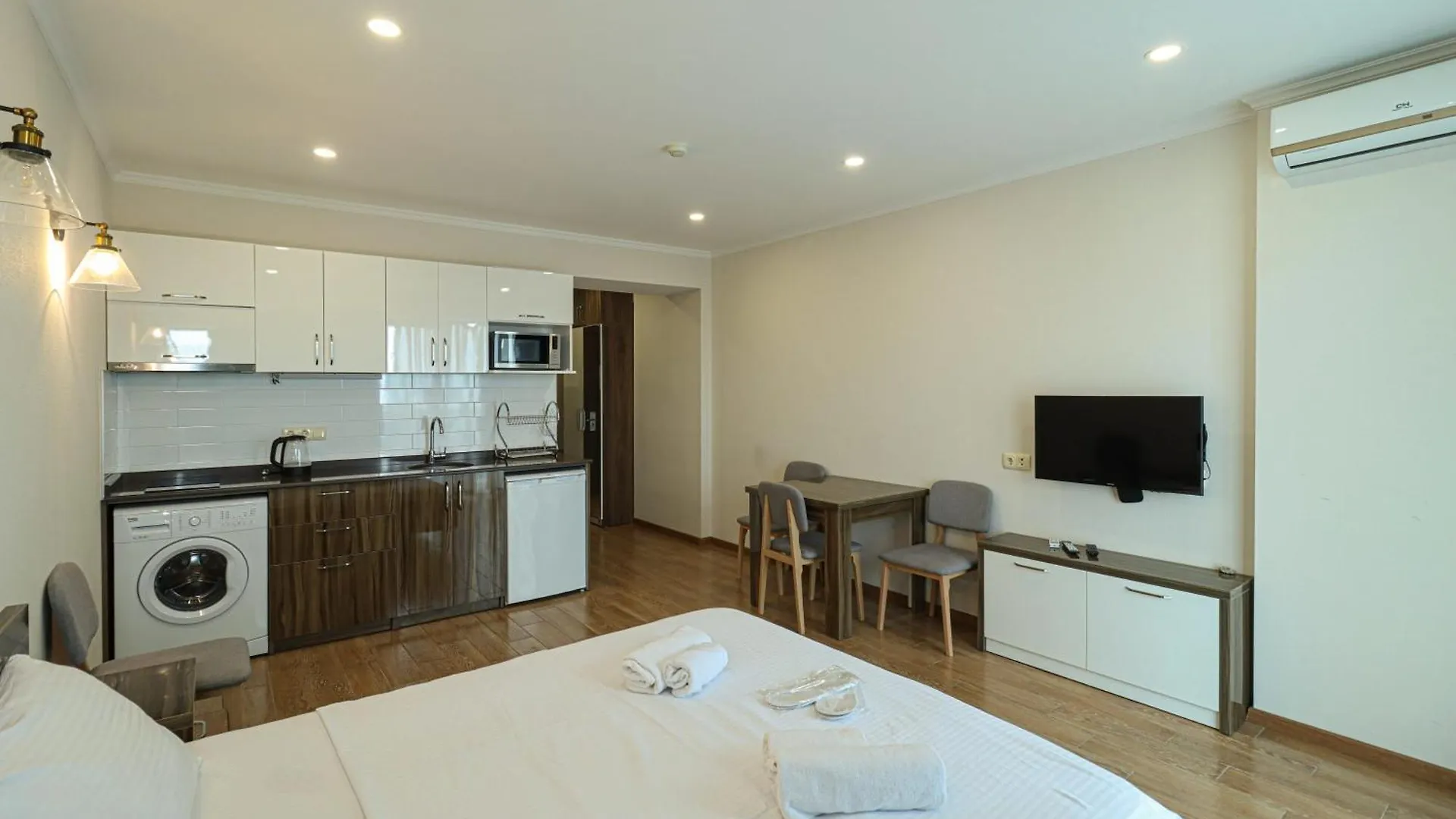 Comfy And Modern Studio Apartment In The Center Of 巴统